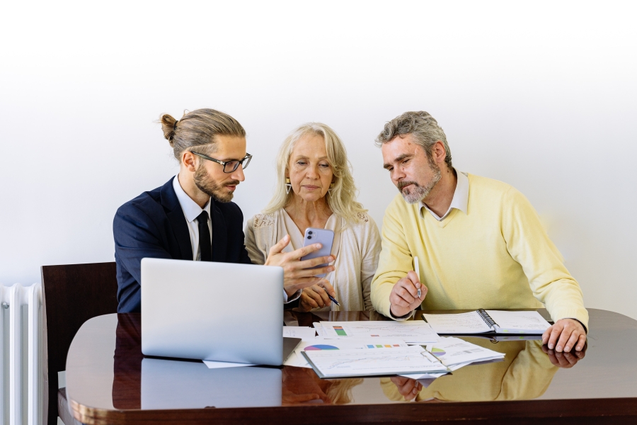How can I become a financial consultant?